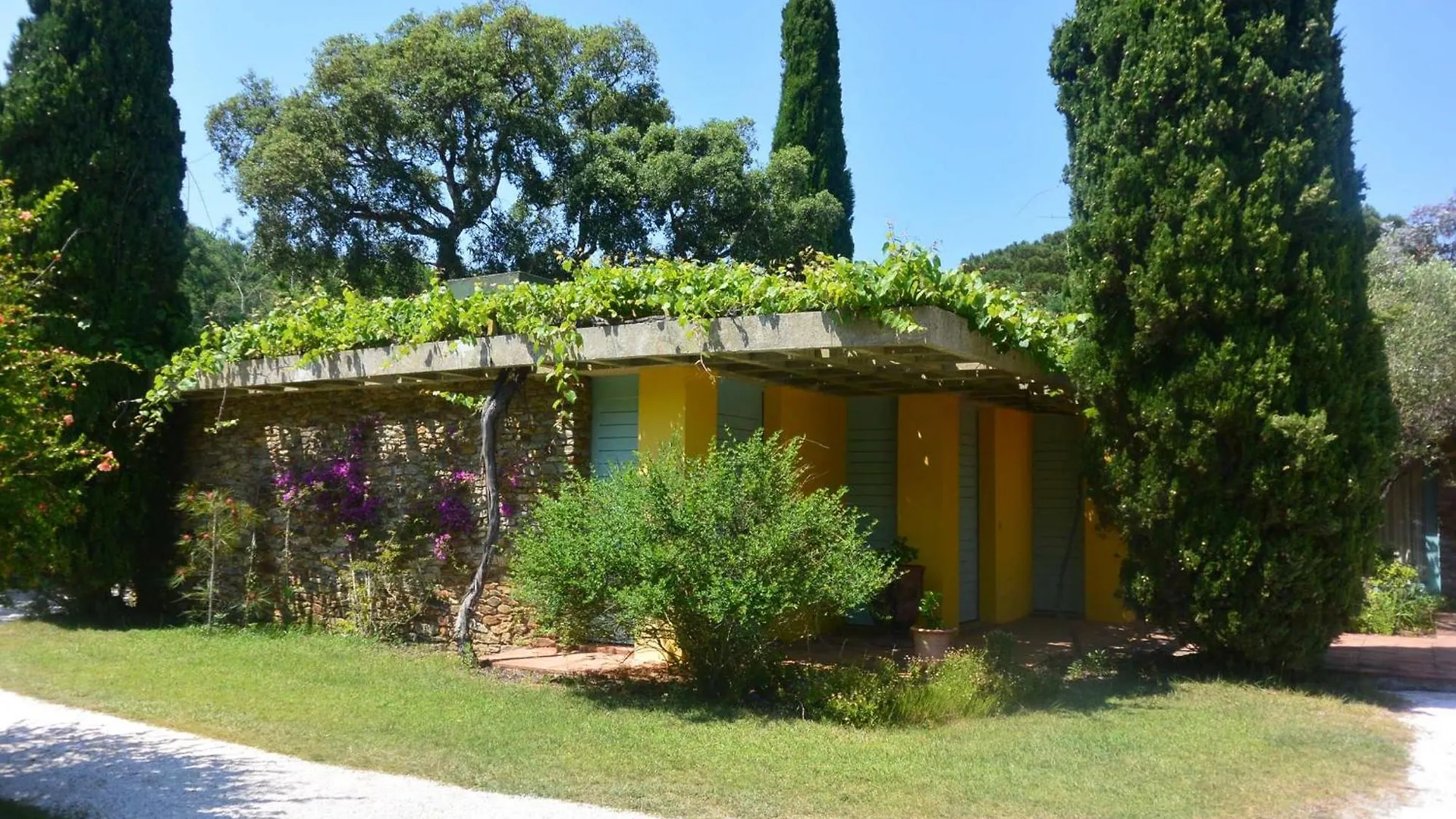 Agreable Villa Fleurie Sur L'Ile De Porquerolles
